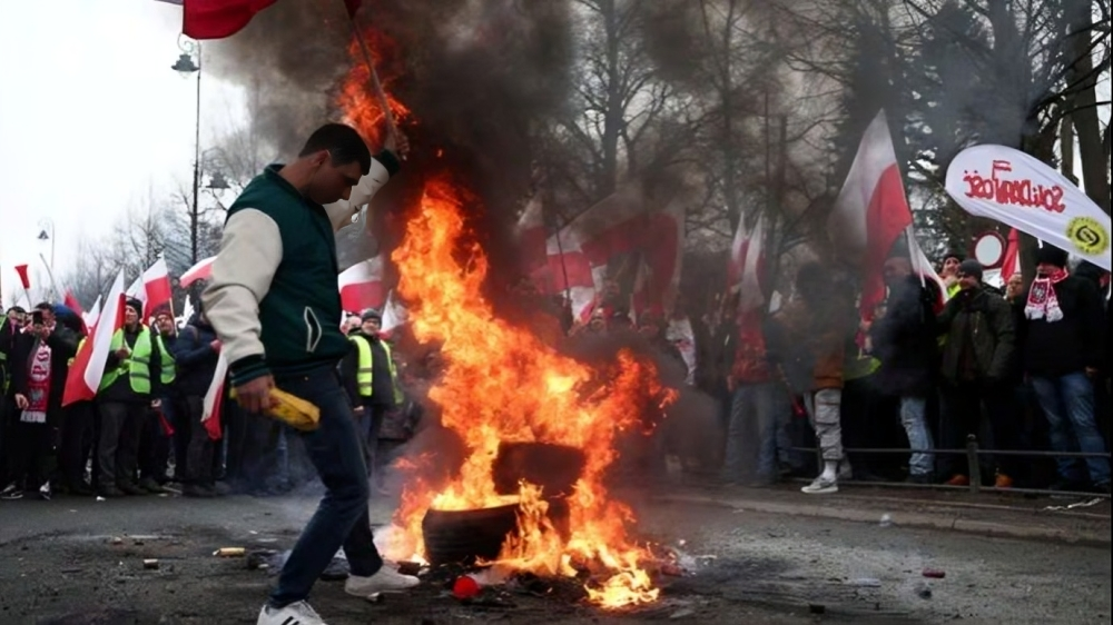 poland-farmers-and-police-clash-070101825-16x9_0